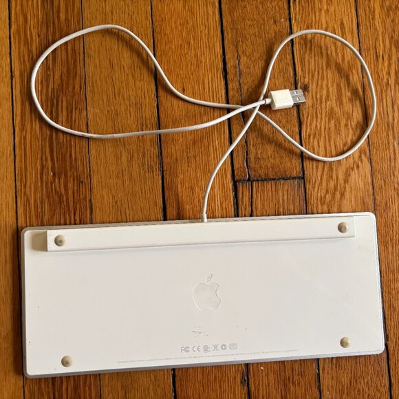 Apple: A1242 Ultra Thin Aluminum Wired Keyboard - Picture 3 of 6